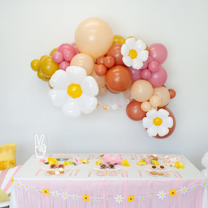 Balloon garland kit with pastel balloons and three white daisy clusters