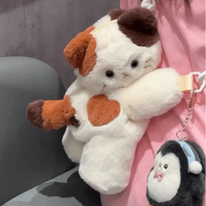 Plush crossbody bag with white cat face, brown ears and heart, gold chain strap