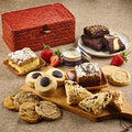 Roter Weiden-Geschenkkorb mit Gebäck, Erdbeeren und Tortenstücken